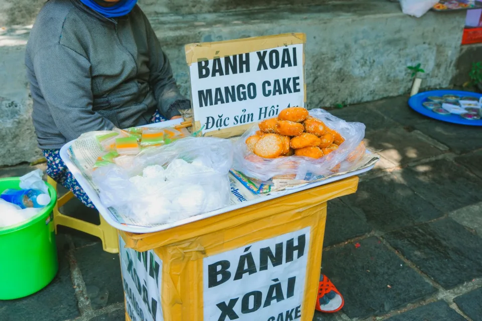 Bàn ăn tại Lê Văn Huy Tâm